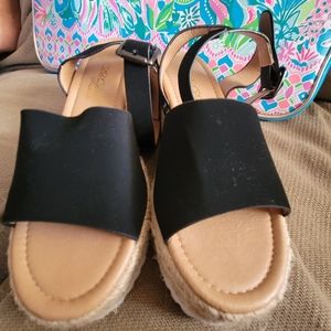 Black flatform sandals